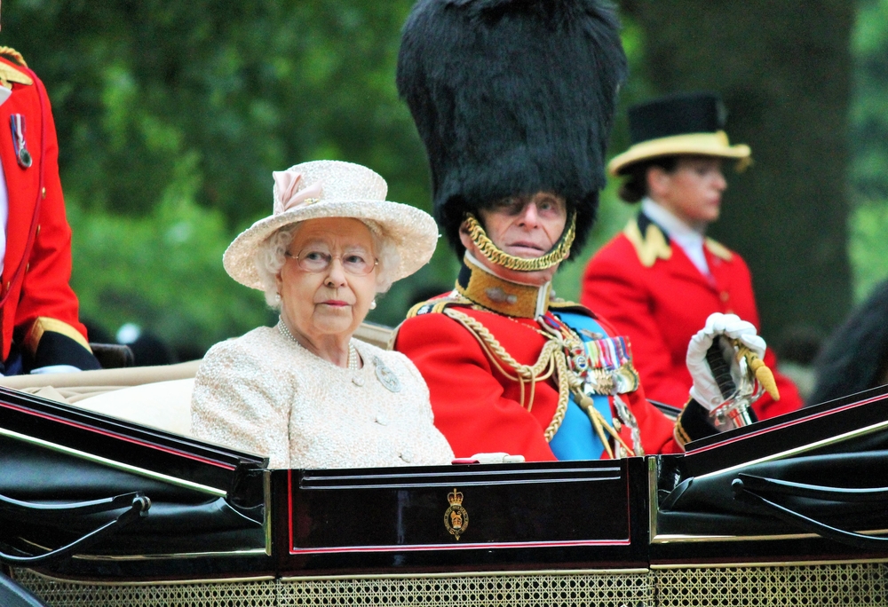 Королева Елизавета II отказывается от меха
