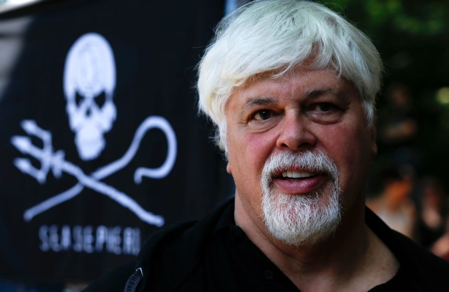 Основатель организации по защите морской среды Sea Shepherd уже месяц находится под арестом из-за попытки помешать китобойному судну