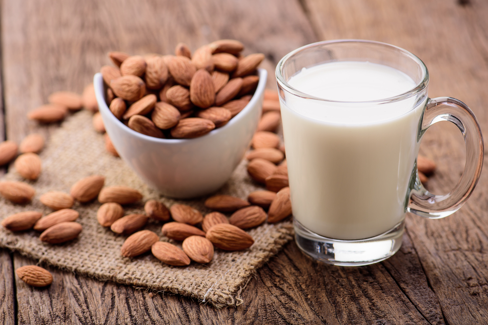 Еще четыре причины на то, чтобы полюбить миндальное молоко