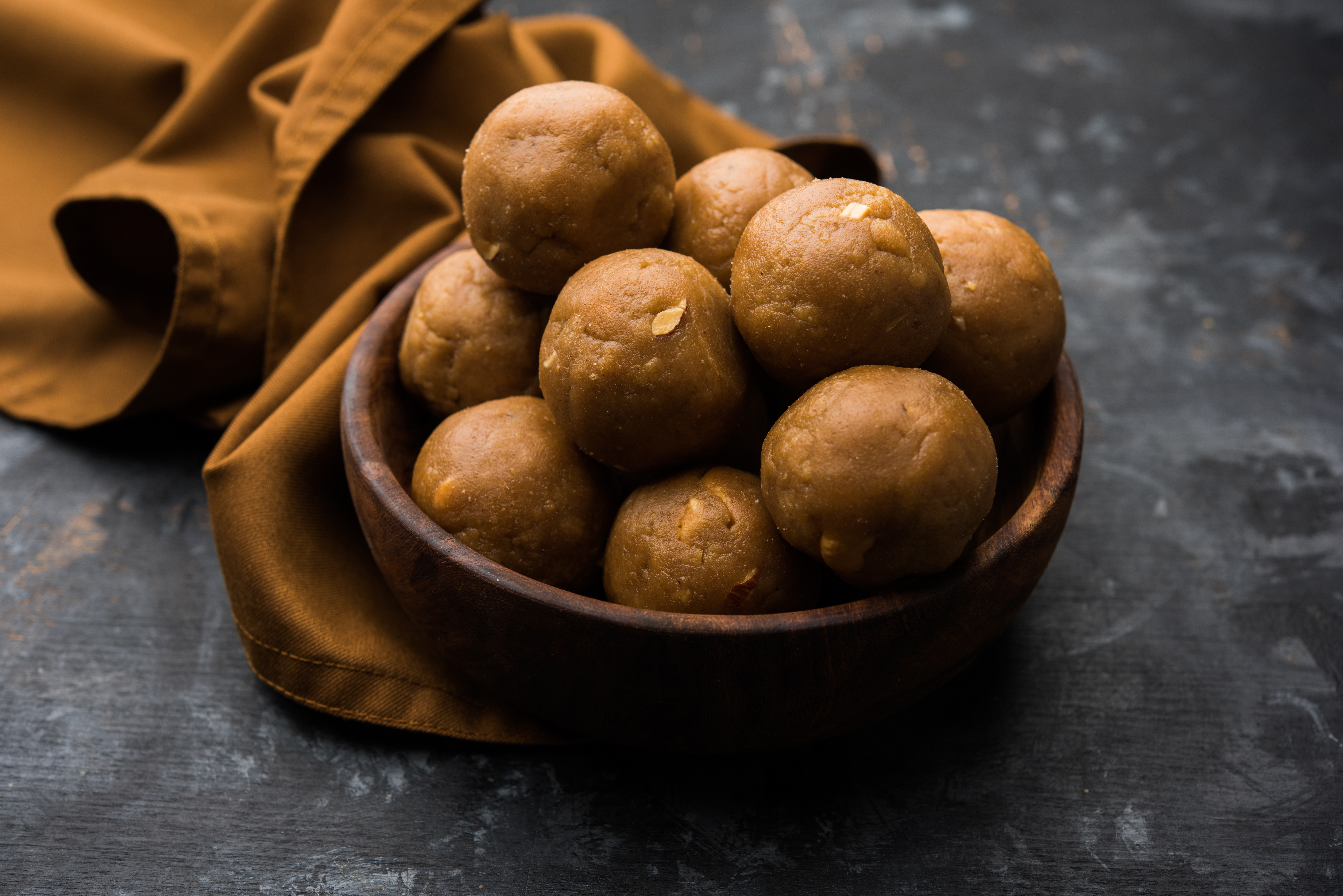 Ладду — индийский десерт из фиников и арахиса