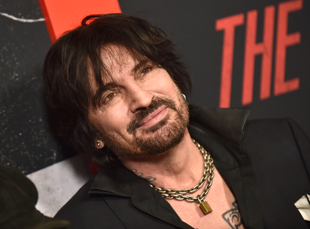 Барабанщик Mötley Crüe Томми Ли призывает греческое правительство запретить прогулки на ослах